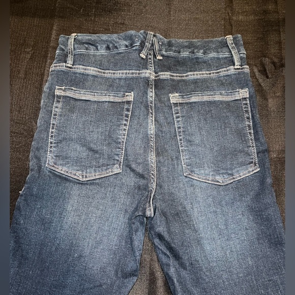 Good American Good Legs Cropped Jeans in a 10/30 - Picture 5 of 9